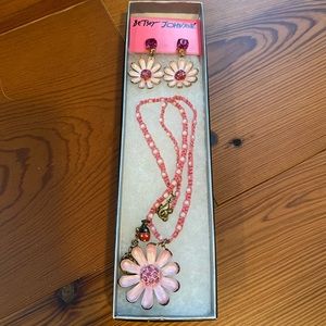 NWT Betsey Johnson Daisy Earrings and Necklace Set